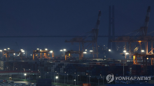 컨테이너들이 대기하고 있는 한 수출항의 야경. [연합뉴스]